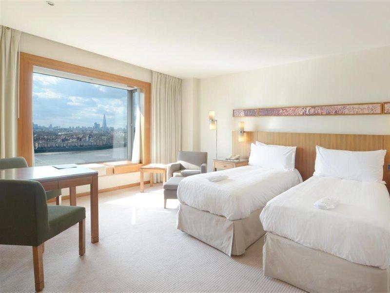 Canary Riverside Plaza Hotel Londýn Exteriér fotografie A room at the hotel