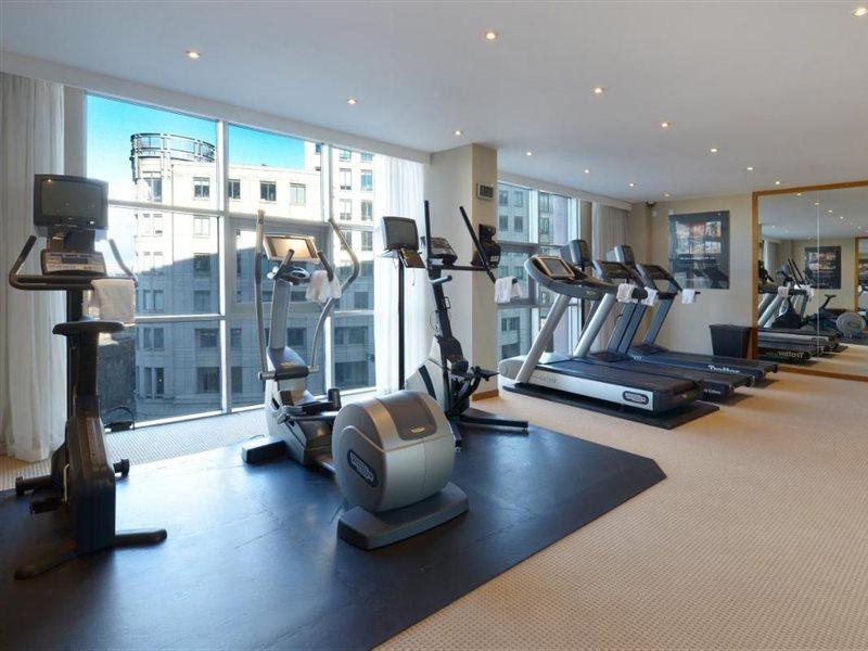 Canary Riverside Plaza Hotel Londýn Exteriér fotografie The gym at the 100 Queen's Gate