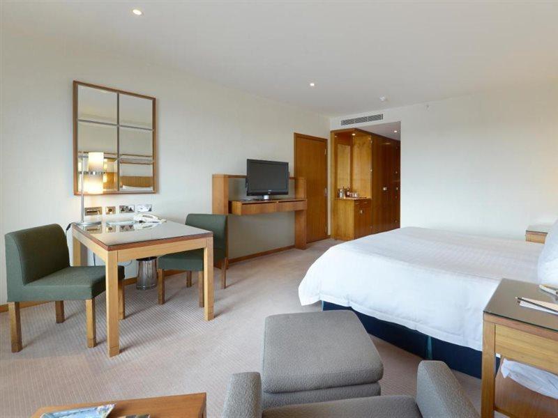 Canary Riverside Plaza Hotel Londýn Exteriér fotografie A room at the hotel