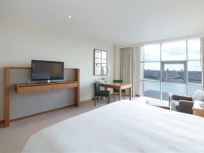 Canary Riverside Plaza Hotel Londýn Exteriér fotografie A room at the Hilton London Heathrow
