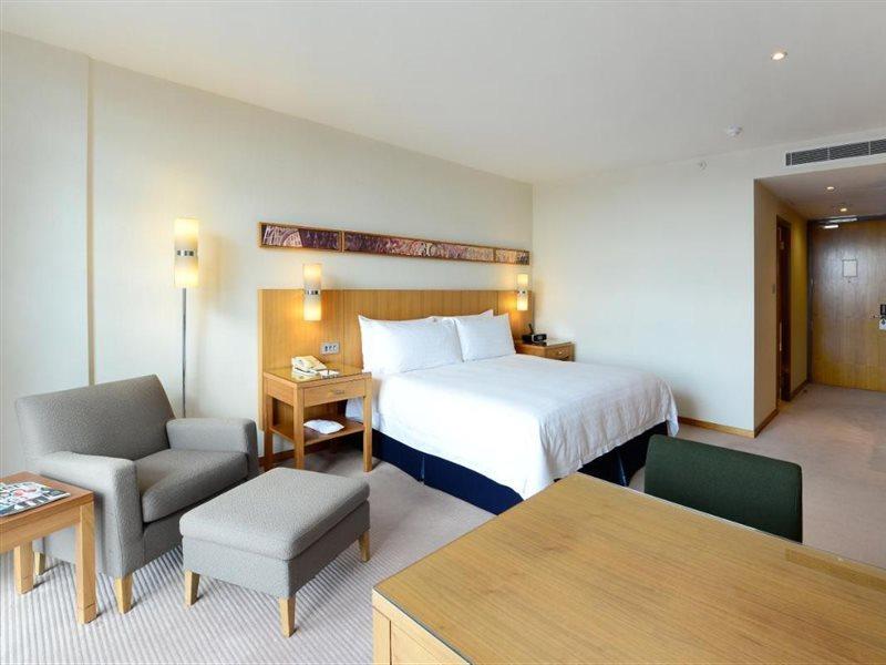 Canary Riverside Plaza Hotel Londýn Exteriér fotografie A room at the hotel