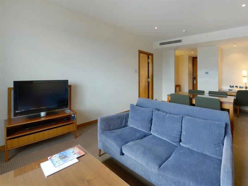 Canary Riverside Plaza Hotel Londýn Exteriér fotografie A living room in a serviced apartment