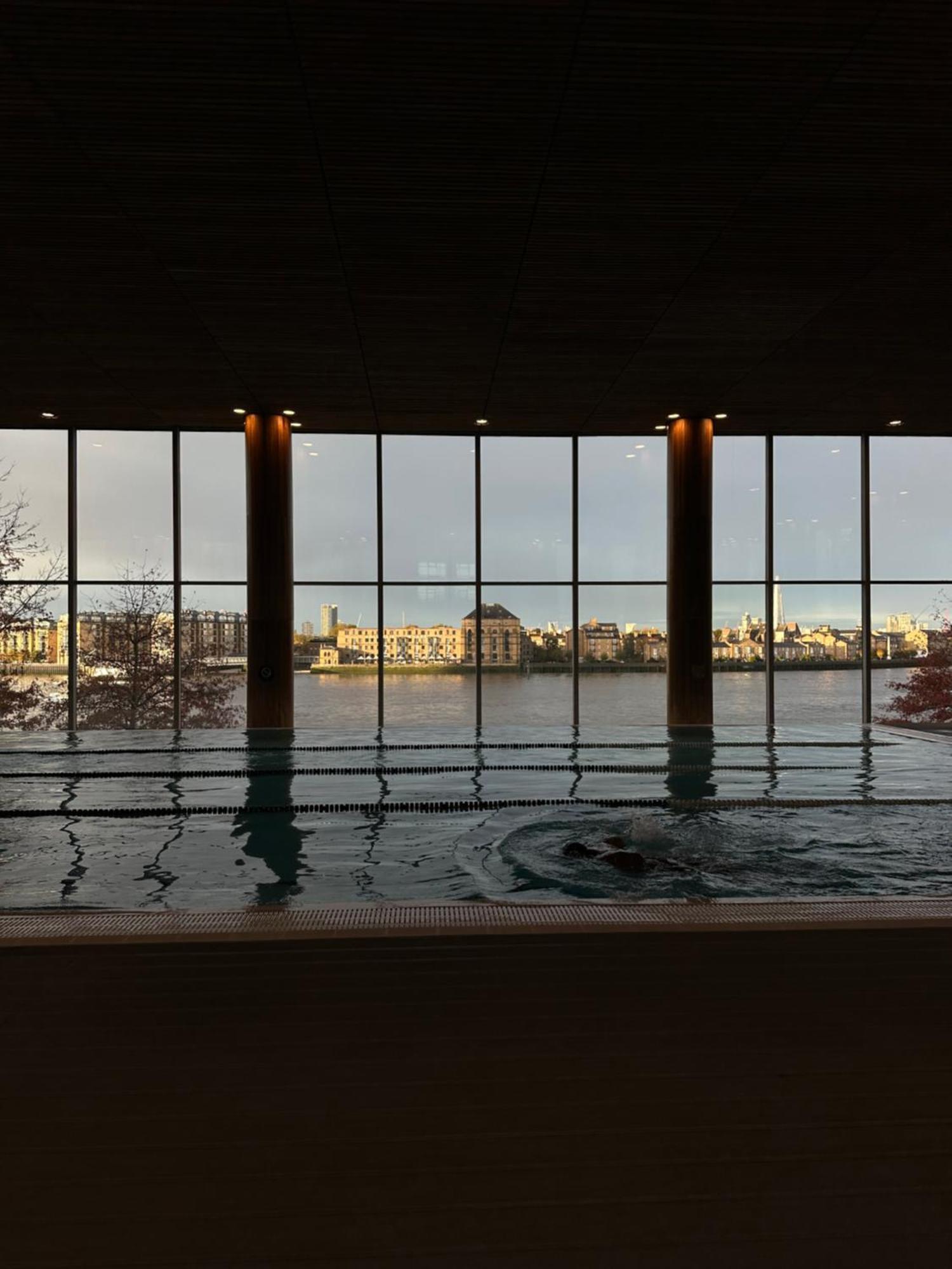 Canary Riverside Plaza Hotel Londýn Exteriér fotografie View from the pool