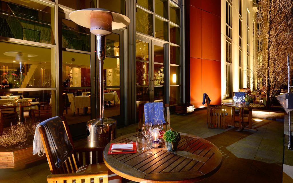 Canary Riverside Plaza Hotel Londýn Exteriér fotografie Patio at the Four Seasons Hotel