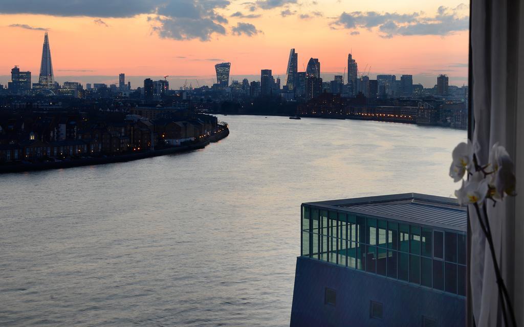 Canary Riverside Plaza Hotel Londýn Exteriér fotografie View of the East River from a residential building in Long Island City