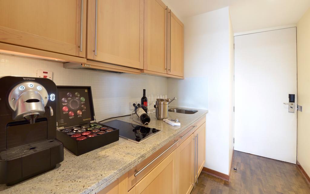 Canary Riverside Plaza Hotel Londýn Exteriér fotografie A typical kitchen in a student apartment