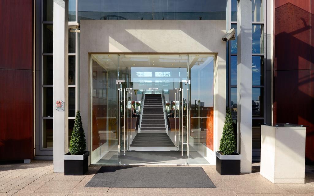 Canary Riverside Plaza Hotel Londýn Exteriér fotografie Entrance to the hotel