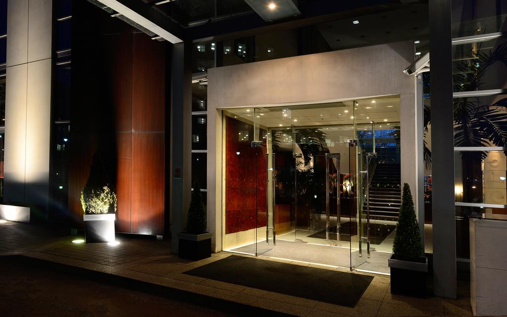 Canary Riverside Plaza Hotel Londýn Exteriér fotografie Entrance to the hotel