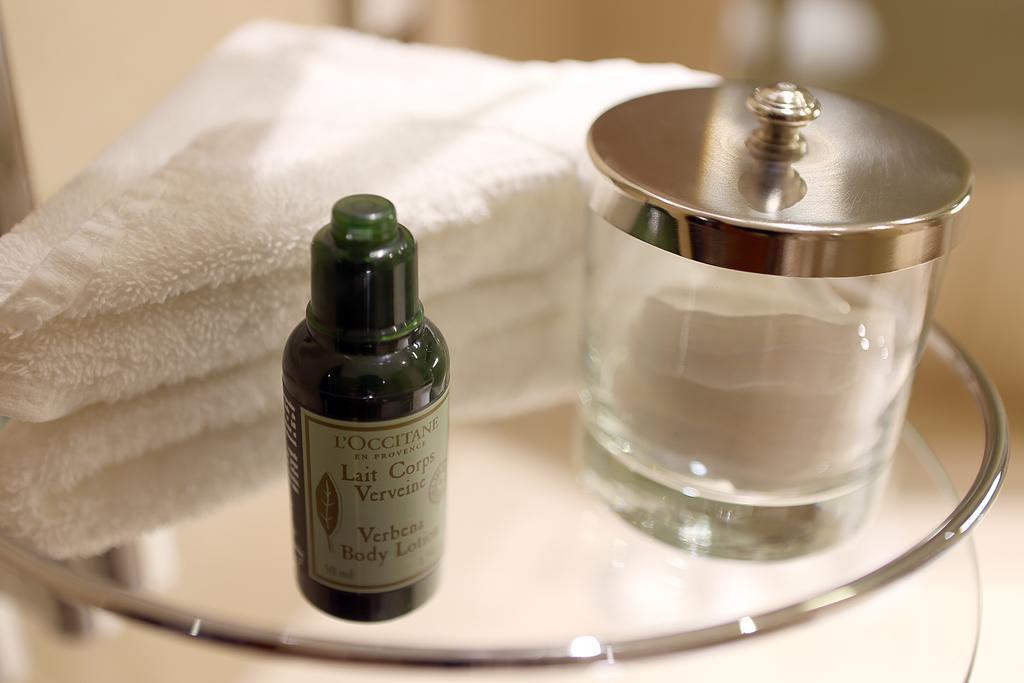 Canary Riverside Plaza Hotel Londýn Exteriér fotografie L'OCCITANE Verbena Hand Cream