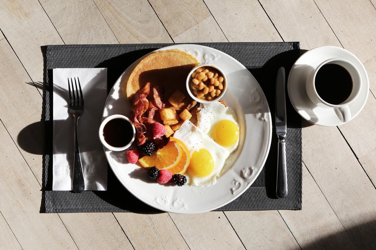 Canary Riverside Plaza Hotel Londýn Exteriér fotografie A typical American breakfast