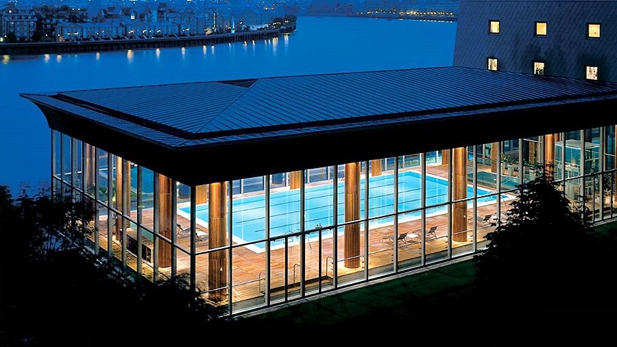 Canary Riverside Plaza Hotel Londýn Exteriér fotografie The swimming pool at the hotel