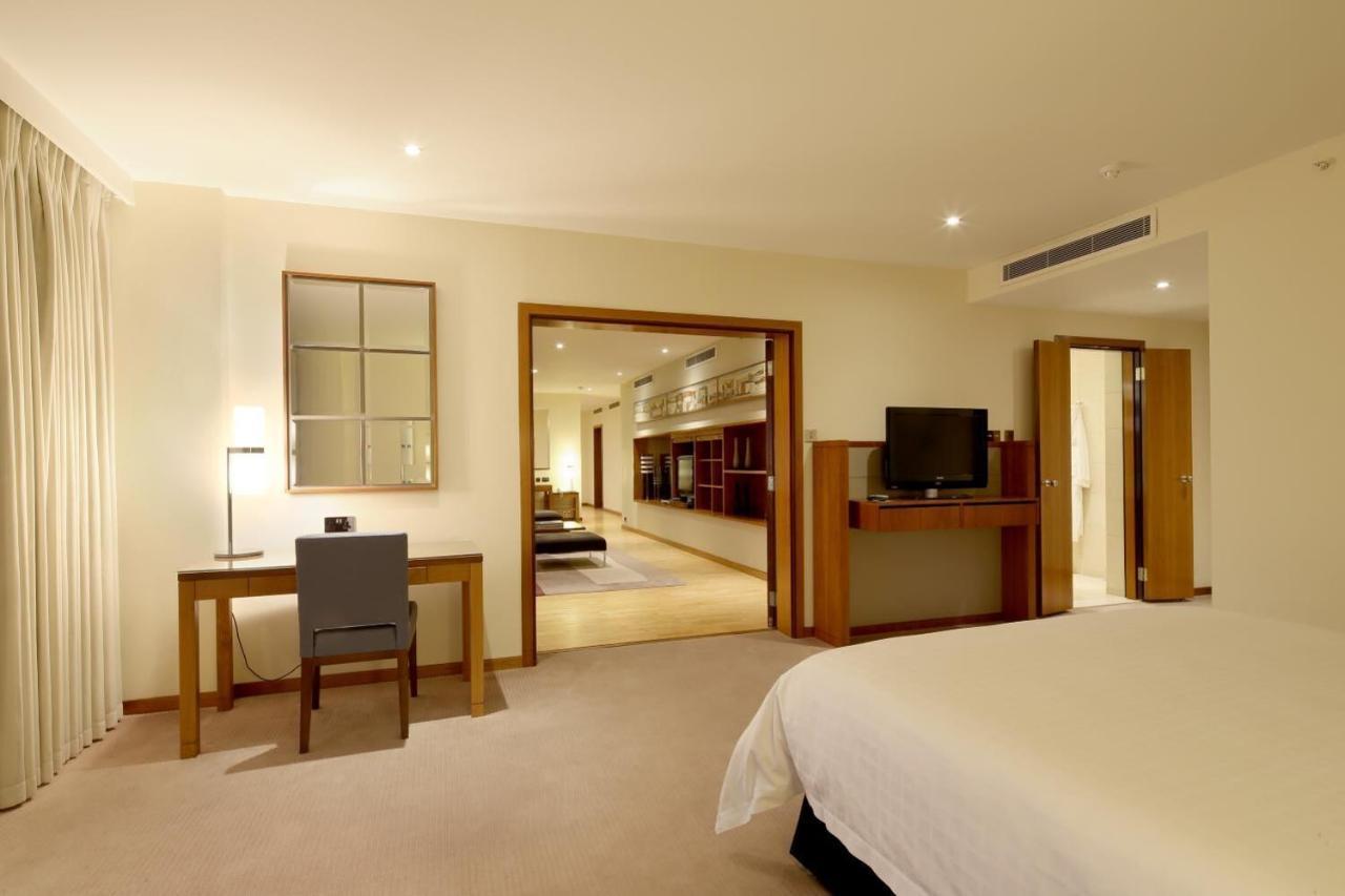 Canary Riverside Plaza Hotel Londýn Exteriér fotografie A suite at the Conrad Dubai