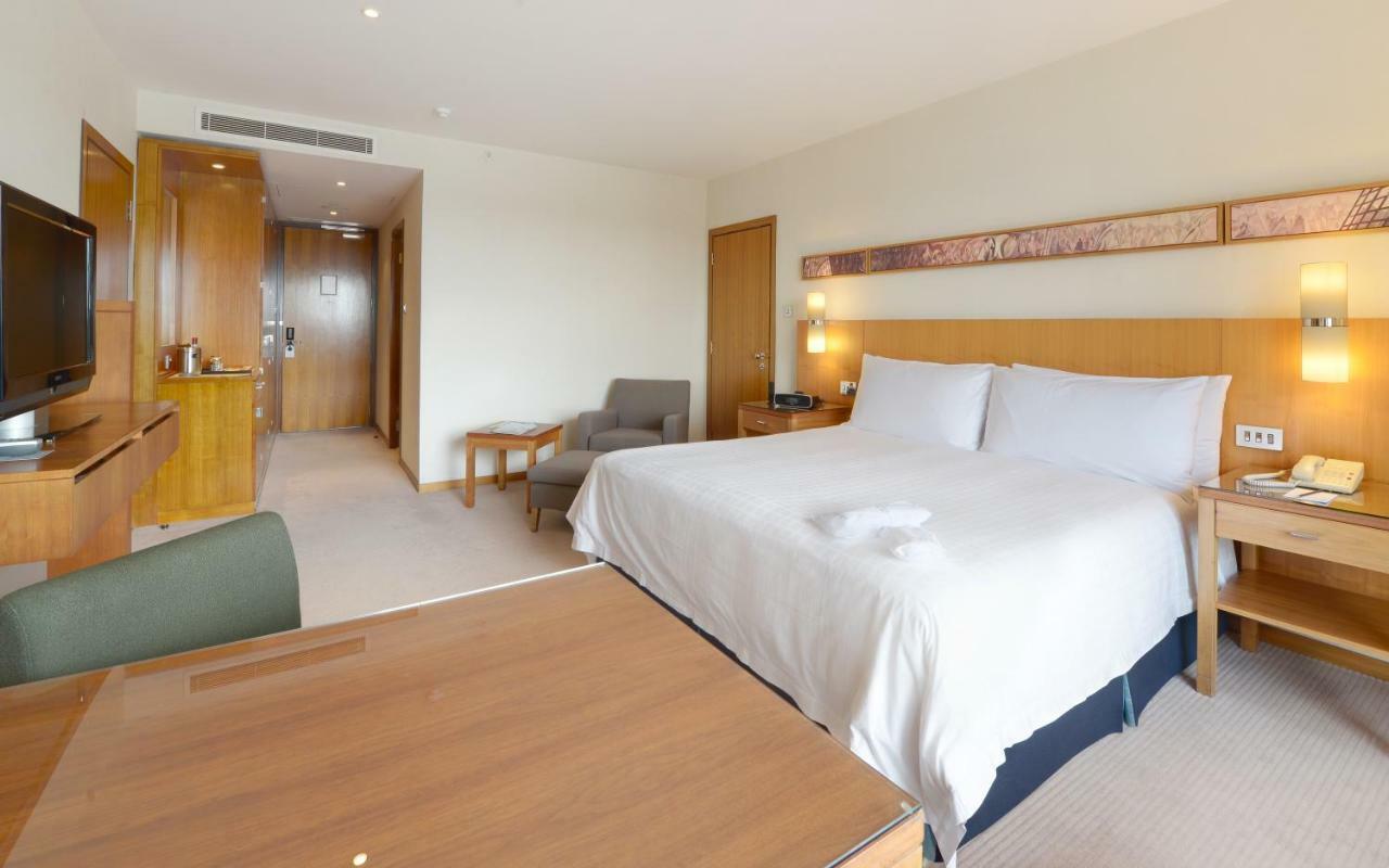 Canary Riverside Plaza Hotel Londýn Exteriér fotografie A room at the hotel